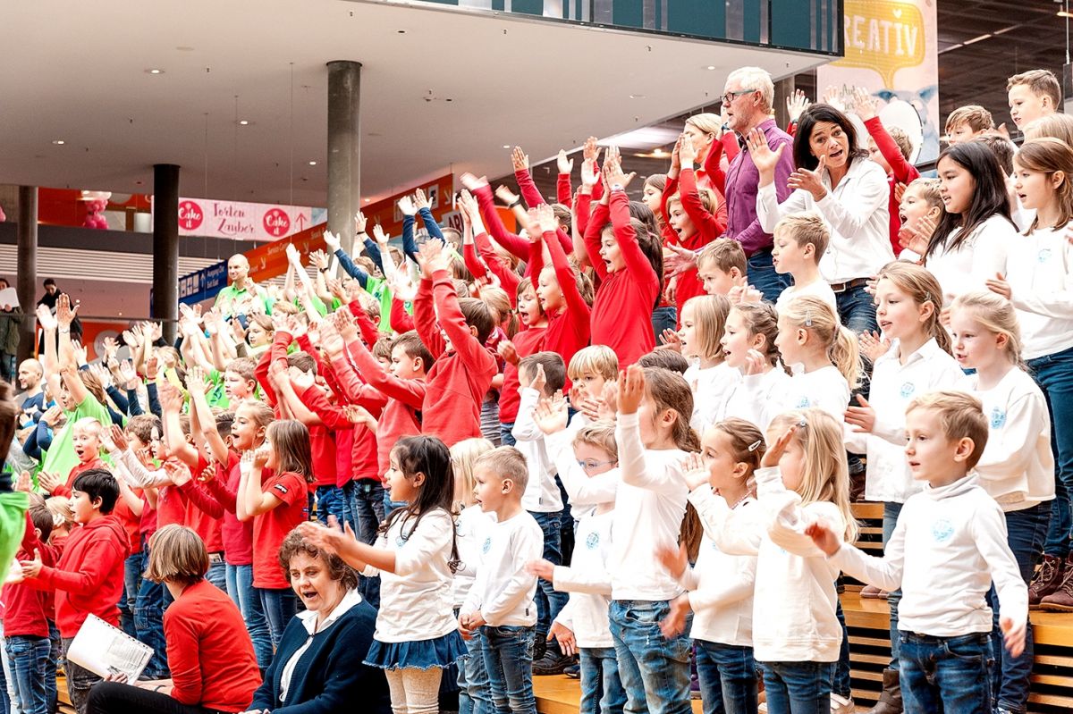 50-Stiftung-Singen-mit-Kinder-2018-11-221